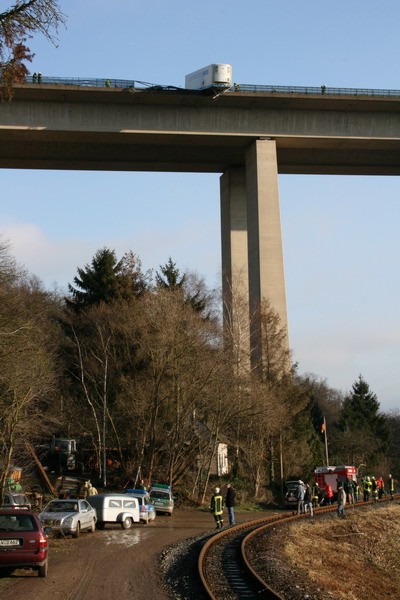 LKW stürzt von der Brohltalbrücke