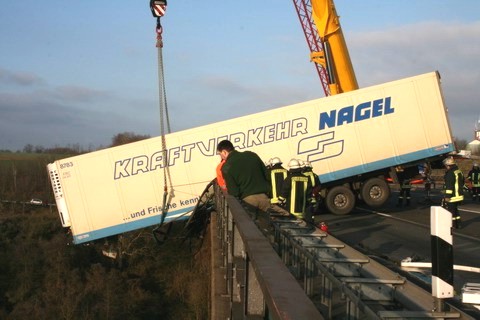 LKW stürzt von der Brohltalbrücke