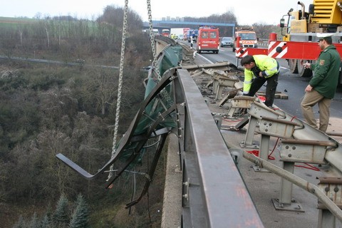 LKW stürzt von der Brohltalbrücke